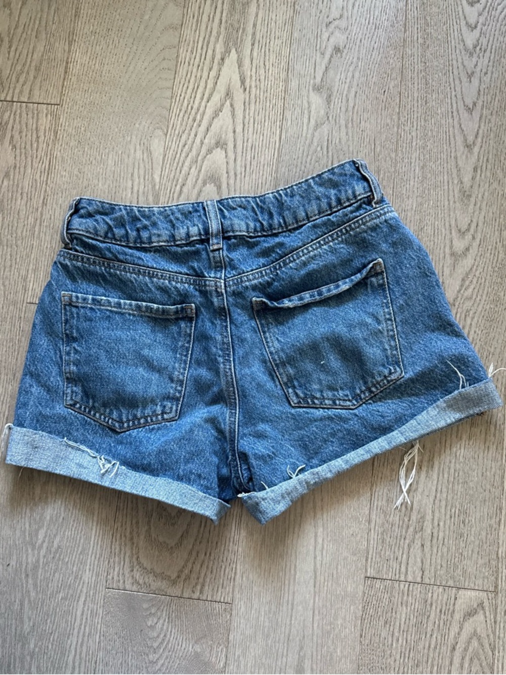 Garage Mom High Rise Distressed Cuffed Denim Shorts - Blue in size 01/25 - Picture 4 of 5